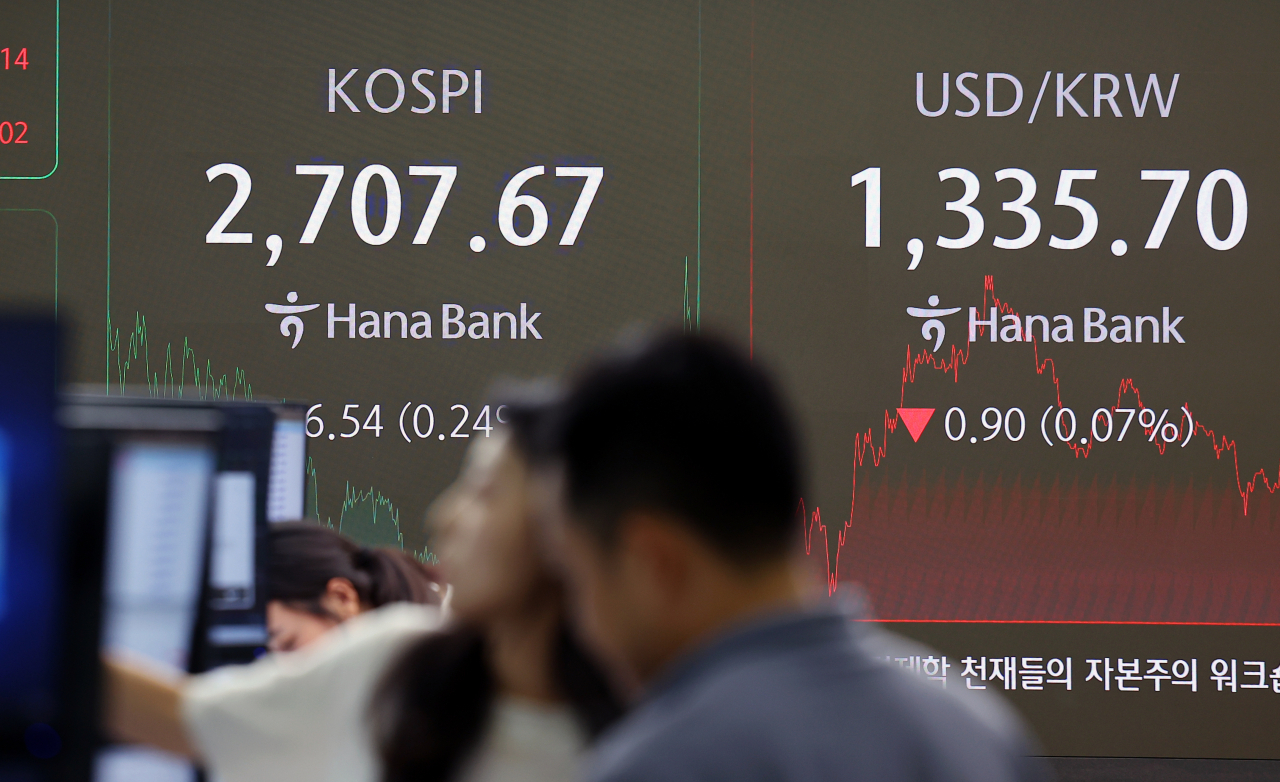 Seoul shares up for 3rd day as investors weigh BOK's rate freeze, Fed chief's speech