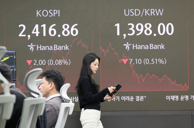 Seoul shares end nearly flat amid bargain hunting