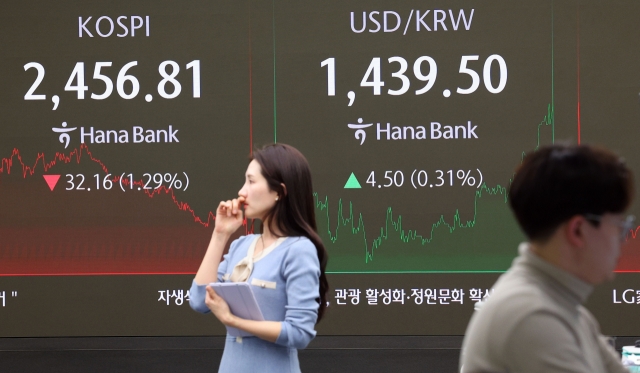 Seoul shares dip over 1% on tech, battery losses