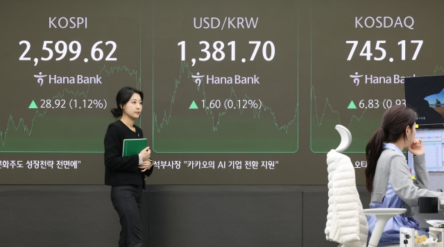 An electronic board showing the Korea Composite Stock Price Index at a dealing room of the Hana Bank headquarters in Seoul on Thursday. (Yonhap)