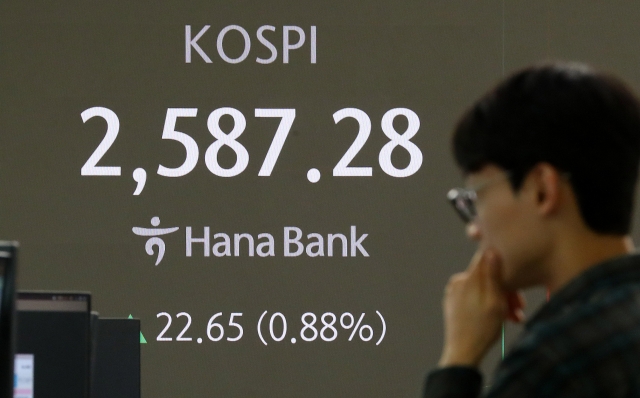 An electronic board showing the Korea Composite Stock Price Index at a dealing room of the Hana Bank headquarters in Seoul on Friday. (Yonhap)