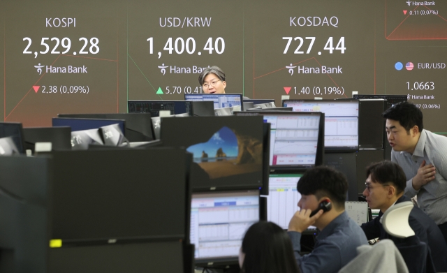 An electronic board showing the Korea Composite Stock Price Index at a dealing room of the Hana Bank headquarters in Seoul on Tuesday. (Yonhap)