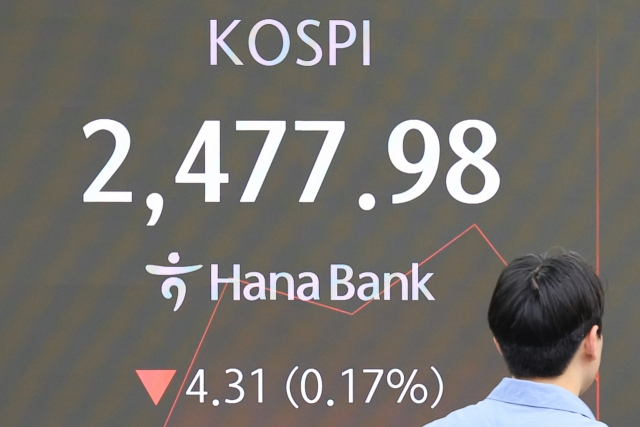 An electronic board showing the Korea Composite Stock Price Index at a dealing room of the Hana Bank headquarters in Seoul on Thursday. (Yonhap)