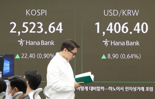 An electronic board showing the Korea Composite Stock Price Index at a dealing room of the Hana Bank headquarters in Seoul on Monday. (Yonhap)