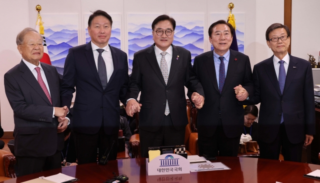 From left: Korea Enterprises Federation Chairman Sohn Kyung-shik, Korea Chamber of Commerce and Industry Chairman Chey Tae-won, National Assembly Speaker Woo Won-shik, Korea Federation of SMEs Chairman Kim Ki-moon and Korea International Trade Association Chairman Yoon Jin-sik pose for a photo during a meeting at the National Assembly in Seoul on Tuesday. (Yonhap)